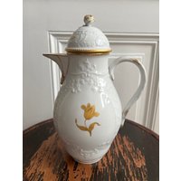 Meissen Kaffeekanne. Neue Marseille-Form. Handbemalt. Vintage Meissen Kaffeekanne. Neue Marseille-Form. Handbemalt. Vintage von CottageVintageVienna