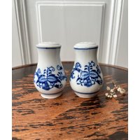 Vintage Porzellan Salz Und Pfeffer Set. Blau-Weißes Motiv Vintage Porzellan Salz Und Pfeffer Set. Blau-Weißes Motiv von CottageVintageVienna