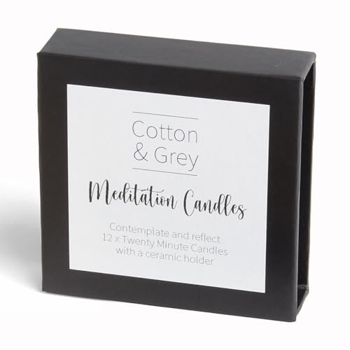 Meditationskerzen von Cotton & Grey. The Power of Om... 12 reine Bienenwachskerzen und ein Keramikhalter zur Entspannung, Achtsamkeit und Wohlbefinden von Cotton & Grey