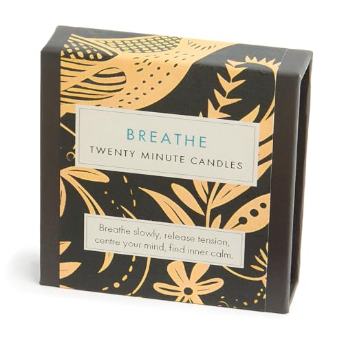 Signature Collection Breathe (Folk) 12 x 20 Minuten Kerzen mit Keramikständer von Cotton & Grey