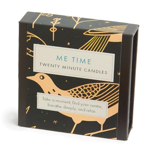 Signature Collection – Me Time (Folk) Kerzen, 20 Minuten, mit Keramikständer, 12 Stück von Cotton & Grey