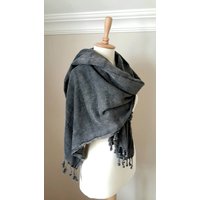 Anthrazit Grauer Wrap - Bio Tuch Yoga Handtuch Matte in Grau Stonewashed Mit Quasten Geschenk Für Ihn von CottonMood