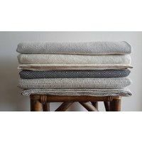 Handgewebte Bettdecke - Natürliche Webstuhl Decke Grau Schwarz Raute Boho Bettwäsche Einweihungsgeschenk Strukturierte Gemütlich Handgewebte Bettdecke - Natürliche Webstuhl Decke Grau Schwarz Raute Boho Bettwäsche Einweihungsgeschenk Strukturierte Gemütlich von CottonMood