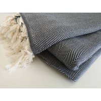 Marine Blau Fischgrät Decke - Loom Gewebt Baumwolle Bedcover Dunkel Coverlet Mit Fransen Natürliche Bettwäsche Schlafzimmer Textilien von CottonMood