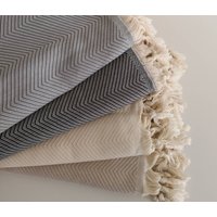 Weiche Loom Überwurf - Graue Couch Decke Mode Wohnkultur Baumwolle Bettüberwurf Einweihungsparty Weihnachtsgeschenk Schwarze Chevron von CottonMood