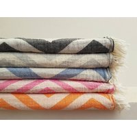 Weiches Steingewaschenes Handtuch - Fransentuch Bunte Stranddecke Chevron Wurf Großes Bad Zickzack von CottonMood