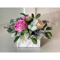 Echte Note Blumengesteck Cabbage Rose Rosa, Tief Lavendel, Eukalyptus Stoff Hinterlässt Mittelstück Tischplatte Fuax Marmor Topf von CountryStemMarket