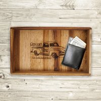 Personalisiertes Valet Tablett, Herren Vatertagsgeschenk, Akazien Holz Dekoratives Trinket Schlafzimmer Vintage Chevy von CountryTouchStore