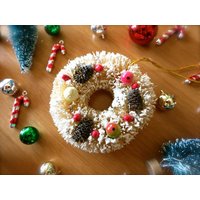 Weißer Retro Flaschenbürstenkranz-3-Zoll-Mini-Weihnachtskranz-Weißer Beflockter Kranz Mit Künstlichen Früchten Und Tannenzapfen-Mini Holiday-Mid von CoutureNicole