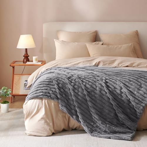 Covebett Plüsch Kuscheldecke Flauschig Decke 150x200cm Fleecedecke Grau Einfarbig Gestreift Weich Dicke Warme Cashmere Touch Kaninchen Kunstfell Tagesdecke Sofadecke Wohndecke für Couch Bett Sofa von Covebett