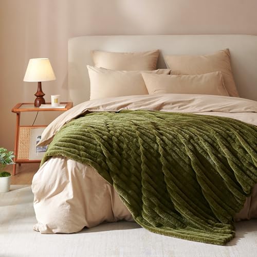 Covebett Plüsch Kuscheldecke Flauschig Decke 150x200cm Fleecedecke Grün Einfarbig Gestreift Weich Dicke Warme Cashmere Touch Kaninchen Kunstfell Tagesdecke Sofadecke Wohndecke für Couch Bett Sofa von Covebett