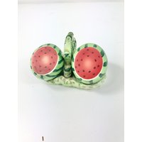 1950Er Jahre Vintage Wassermelonen Obst Salz Und Pfeffer Streuer Mit Passendem S & P Halterständer ~ Japan von Covenants