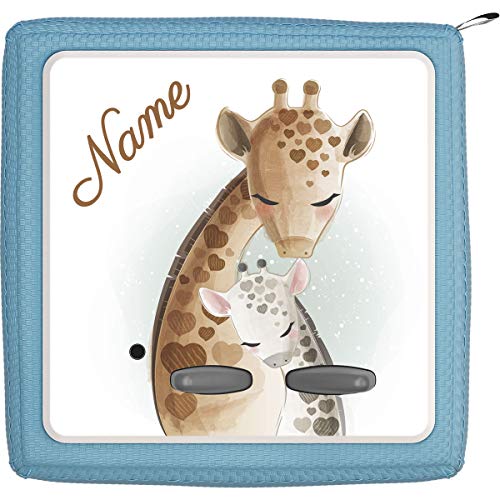 Coverlounge® Schutzfolie passend für die Toniebox mit Namen personalisiert | Giraffen umarmen Sich mit Herzen von Coverlounge