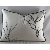 Elfenbeinfarbenes Leinenkissen Mit Schwarzem Zweigprint Und Schwarzer Paspel in Lendenform von CovetedCushionsByAnn