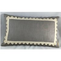 Lendenkissen Aus Leinen in Taupe Mit Cremefarbenen Fächerborte von CovetedCushionsByAnn