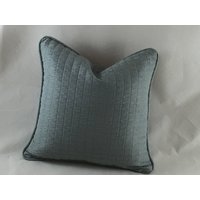 Geraffter Hellblauer Kissenbezug, Selbst Pasiert, 16x16 von CovetedCushionsByAnn