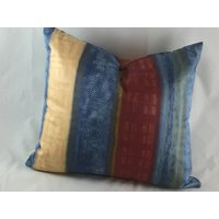 Reduziert. Helles, Bunt Gestreiftes Wintergartenkissen Aus Geschliffenem Baumwollsatin von CovetedCushionsByAnn