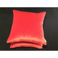 Samt. Weihnachtsstimmung, Rote Samtkissen von CovetedCushionsByAnn