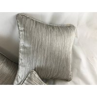 Taupe Seidige Selbst Paspelierte Kissen Aus Einem Warwick Designerstoff von CovetedCushionsByAnn