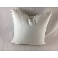 Zum Verkauf Steht Ein Weißes Paspelkissen Aus Leinen Zum Verkauf Steht Ein Weißes Paspelkissen Aus Leinen von CovetedCushionsByAnn