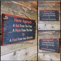 Niemals Anfahren, Ein Stier Von Vorne, Pferd Hinten Oder Narr Aus Jeder Richtung, Westlich, Antik, Holzschild von CowboyBrandFurniture