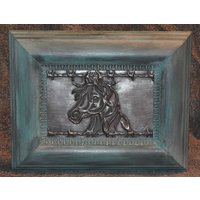 Western Pferd Zinn Metallkunst - Prägung in Einem Notleidenden Kreide Farbe Rahmen Western Pferd Zinn Metallkunst - Prägung in Einem Notleidenden Kreide Farbe Rahmen von CowgirlAtHeartsBarn