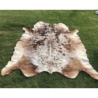 Große Braune Und Weiße Kuhfell Teppiche , Teppich Beste Wohnzimmer Dekor Hides - Brindle Rindsleder Dreifarbige von CowhideGoods