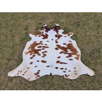 Natürliches Dreifarbiges Rindsleder in Braun Und Weiß Für Rustikale Wohnkultur, Handgefertigter Luxuriöser Kuhfell-Teppich Wohnzimmer, Elegantes von CowhideGoods