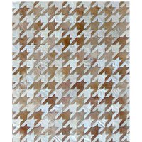 Rindsleder Patchwork Teppich Mit Hahnentritt-Muster in Weiß Und Beige von CowhidePatchworkRugs