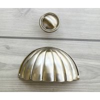 2.95" Gebürsteter Nickel Kommode Griff Pull Bin Cup Schubladenknopf Küchenschrank Schrank Türgriff Dekorativ Silber Möbelknopf 75mm 2.95" Gebürsteter Nickel Kommode Griff Pull Bin Cup Schubladenknopf Küchenschrank Schrank Türgriff Dekorativ Silber Möbelknopf 75mm von CozyChiccc