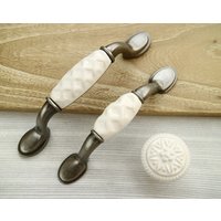 3"3.75" Weißer Porzellan Schubladenknopf Antik Silber Schwarz Kommode Griff Keramik Küchenschrank Möbelgriff 76 96mm 3"3.75" Weißer Porzellan Schubladenknopf Antik Silber Schwarz Kommode Griff Keramik Küchenschrank Möbelgriff 76 96mm von CozyChiccc