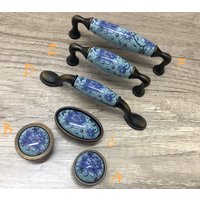 3.75 "' 5' Porzellan Knauf Blumen Blau Floral Möbelknauf Keramik Schrank Tür Pull Antik Messing Schwarz 96 128 Mm von CozyChiccc
