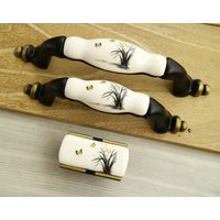 3.75" 5" Schwarz Bronze Möbel Knauf Weiß Keramik Schrank Griff Porzellan Schmetterling Blatt Pflanze 96 128mm 3.75" 5" Schwarz Bronze Möbel Knauf Weiß Keramik Schrank Griff Porzellan Schmetterling Blatt Pflanze 96 128mm von CozyChiccc