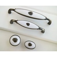 3.75" 5" Weiße Keramik Griff Ziehen Antik Silber Schwarz Schranktür Möbelknauf Rose Blume Möbel Porzellan Kleiderschrank 96 128mm von CozyChiccc