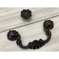 3.75" Dunkel Antik Bronze Griff Pull Drop Bail Henkel Vintage Stil Knauf Kommode Schrank Türgriff Blumenknopf 96mm 3.75" Dunkel Antik Bronze Griff Pull Drop Bail Henkel Vintage Stil Knauf Kommode Schrank Türgriff Blumenknopf 96mm von CozyChiccc