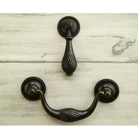 4" Drop Handle Pull Dunkel Antik Bronze Knauf Schubladengriff Massiv Ziehknopf Küche Hardware Kommode Swing Griff Vintage 100mm 4" Drop Handle Pull Dunkel Antik Bronze Knauf Schubladengriff Massiv Ziehknopf Küche Hardware Kommode Swing Griff Vintage 100mm von CozyChiccc