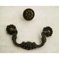 Antike Bronze Tropfen Öse Kommode Griff Pull Schublade Pendelgriff Mobili Knauf Schrank Türgriff Küchenschrank Ziehen 100 Mm Antike Bronze Tropfen Öse Kommode Griff Pull Schublade Pendelgriff Mobili Knauf Schrank Türgriff Küchenschrank Ziehen 100 Mm von CozyChiccc
