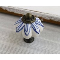 Weißer Keramik Schubladenknopf Pull Blau Blumen Kommode Griff Porzellan Schrank Türknopf Möbelgriff Zierknopf Antik Bronze von CozyChiccc