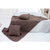 Wunderschöne Handgestrickte Braune Tagesdecke + 2 Gestrickte Kissenbezüge Im Set, Decke Mit Zopfmuster von CozyHomeDG