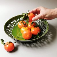 Keramik Obst Oder Beere Schale Gelocht - Tischdeko Grün Teller Herzstück Geschnitzte von CozyHomeIdeas