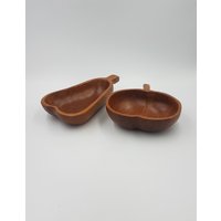 Apfel Und Birne Mid-Century Hand Geschnitzte Holz Snackschalen Set Von Zwei von CozycatVintageShop