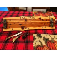 Live Edge Cedar Tablett 26"x7" Mit Griffen, Grasbrett, Hochzeitsgeschenke, Rustikales Geschenk, Erbstück Geschenk von CozycubrusticsFinds