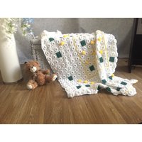 Gehäkelte Baby Decke Gelber Pompom & Blumen Quadrat Afghan von CraftAndCrefft