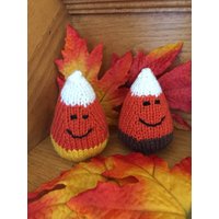 Candy Corn - Hand Gestrickt Halloween Plüsch Deko Regal Sitter von CraftCrazedDesigns