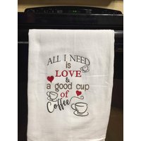 Alles, Was Ich Brauche, Ist Liebe Und Eine Gute Tasse Kaffee Bestickt Mehl Sack Handtuch von CraftDivaCreations