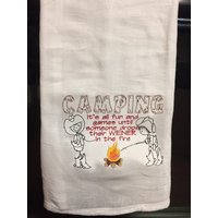 Camping Ist Alles Spaß Und Spiele, Bis Jemand Verliert Seinen Weiner in Der Feuer Bestickt Mehl Sack Handtuch Camping Ist Alles Spaß Und Spiele, Bis Jemand Verliert Seinen Weiner in Der Feuer Bestickt Mehl Sack Handtuch von CraftDivaCreations