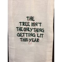 Der Baum Ist Nicht Das Einzige, Was in Diesem Jahr Angezündet Wird Weihnachten Bestickt Mehl Sack Handtuch Der Baum Ist Nicht Das Einzige, Was in Diesem Jahr Angezündet Wird Weihnachten Bestickt Mehl Sack Handtuch von CraftDivaCreations