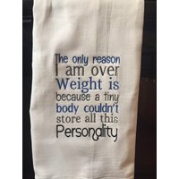 Der Einzige Grund, Warum Ich Übergewichtig Bin, Ist, Weil Ein Winziger Körper Nicht All Diese Persönlichkeit Bestickt Mehl Sack Handtuch Speichern von CraftDivaCreations