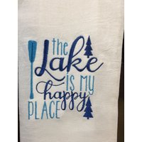 Der See Ist Mein Glücklicher Ort Bestickten Mehlsack Handtuch Der See Ist Mein Glücklicher Ort Bestickten Mehlsack Handtuch von CraftDivaCreations