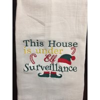 Dieses Haus Ist Unter Elf Überwachung Bestickt Mehl Sack Handtuch Dieses Haus Ist Unter Elf Überwachung Bestickt Mehl Sack Handtuch von CraftDivaCreations
